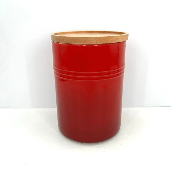 Le creuset Signature Cerise 14 cm Storage Canister Large Jar with wooden lid. - Picture 4 of 7